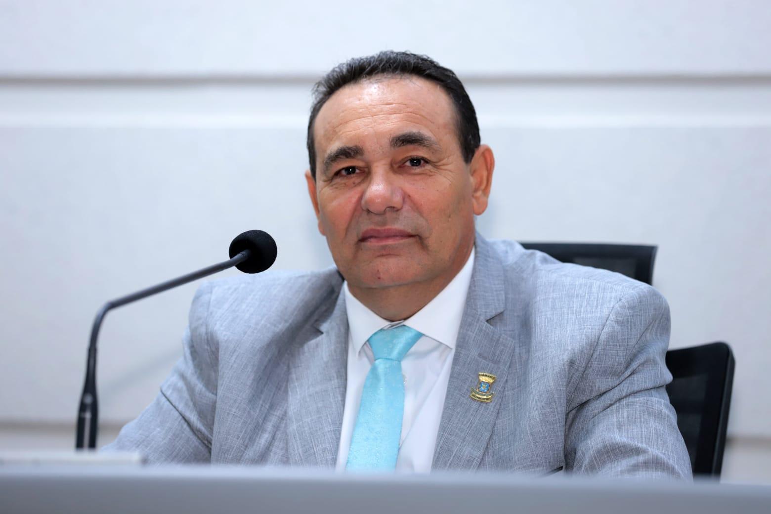 Carlão parabeniza trabalhadores e ressalta importância da capacitação e oportunidades.