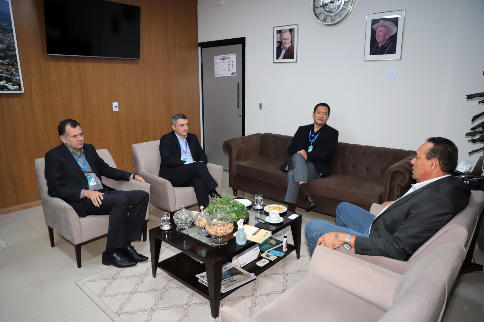 Em visita institucional, superintendente da Caixa divulga linha de crédito para população carente.