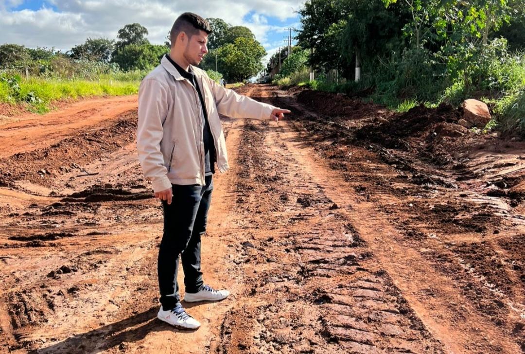 Esgoto a céu aberto é fechado após fiscalização do vereador Tiago Vargas.