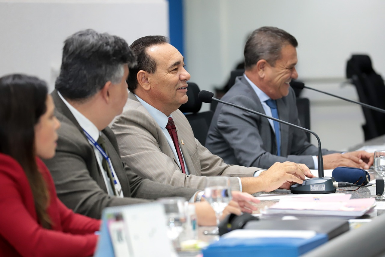 Leis do vereador Carlão: flexibilização da venda de óculos solar, regulamentação do Habite-se em edificações em desacordo com o código de obras e medalha à 1ª mulher a presidir o CREA-MS.