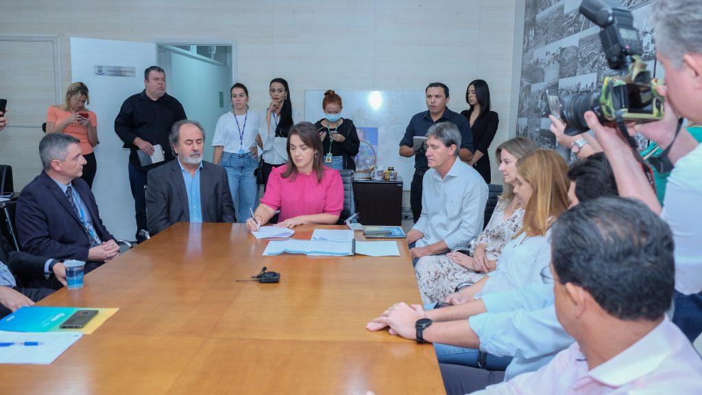 PREFEITA ADRIANE LOPES ASSINA CONTRATO COM A CAIXA E GARANTE ASFALTO NO ITAMARACÁ E PARQUE DO SOL.