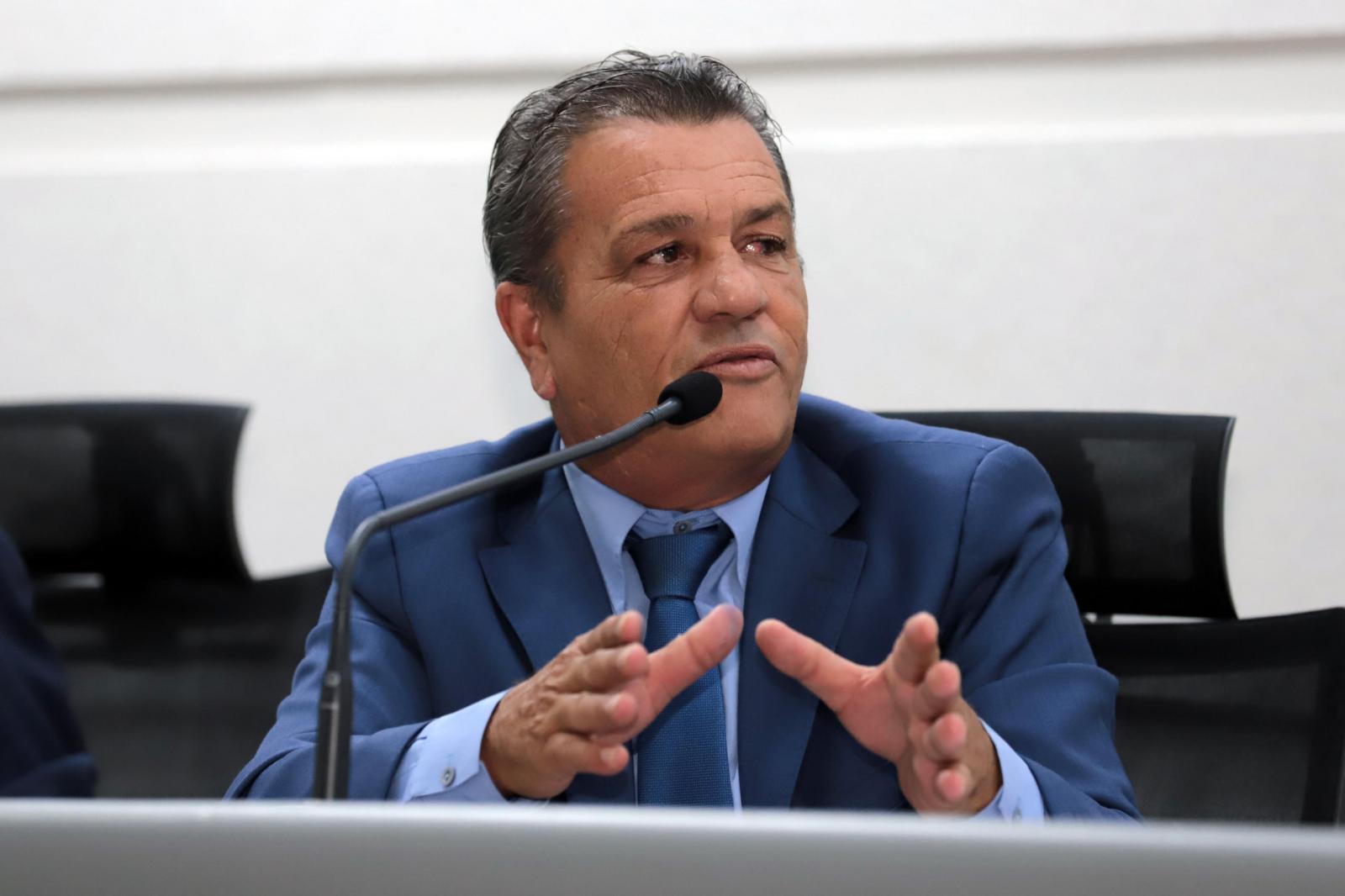 Vereador Delei Pinheiro solicita retirada de entulhos em terrenos e frisa a importância de manter a limpeza.