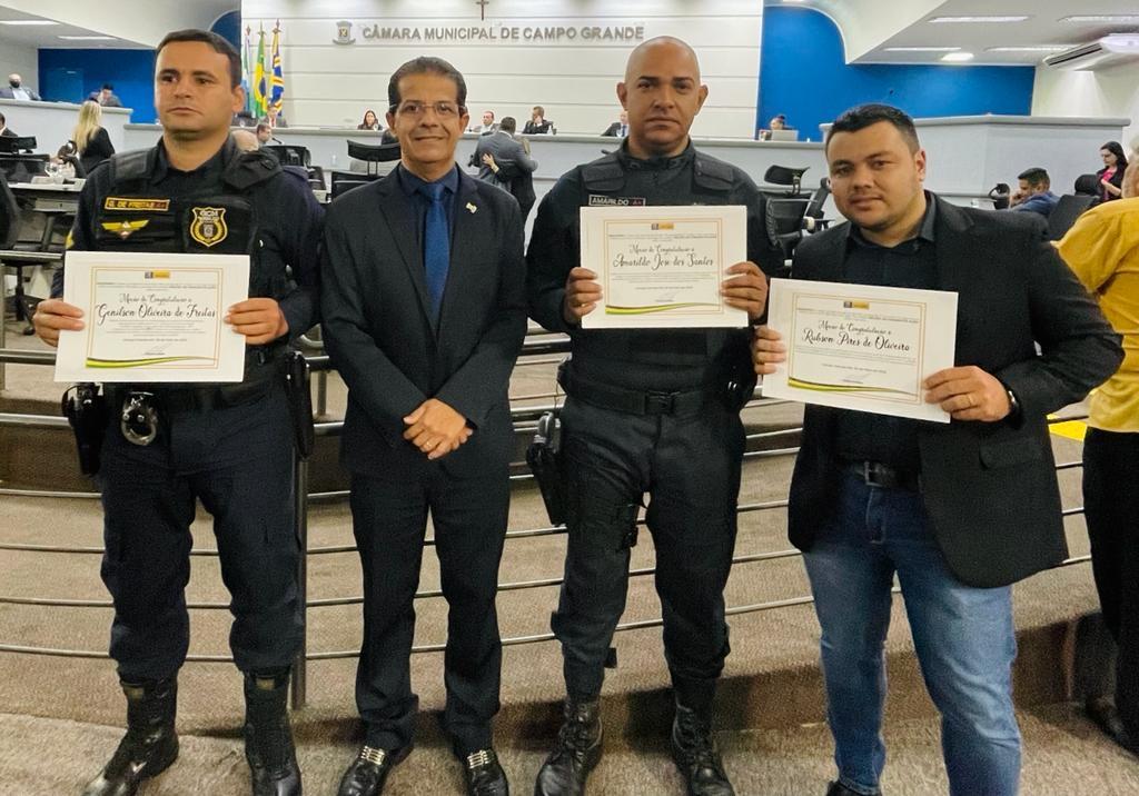 Vereador Edu Miranda entrega moção de congratulações para Policiais Militares e Guarda Civil.
