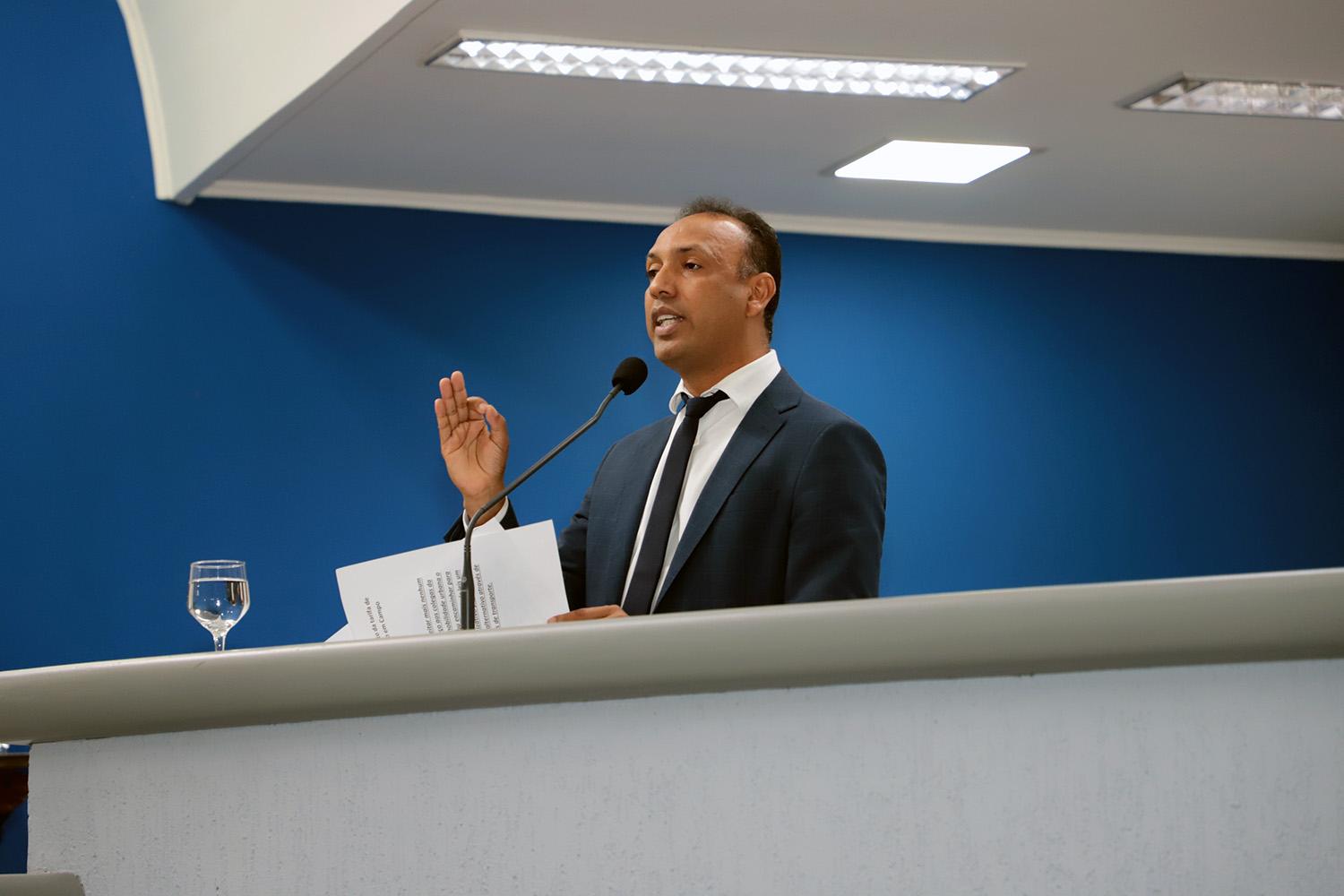 Vereador Junior Coringa lança projeto com transporte de vans como alternativa aos abusos cometidos pelo consórcio guaicurus.