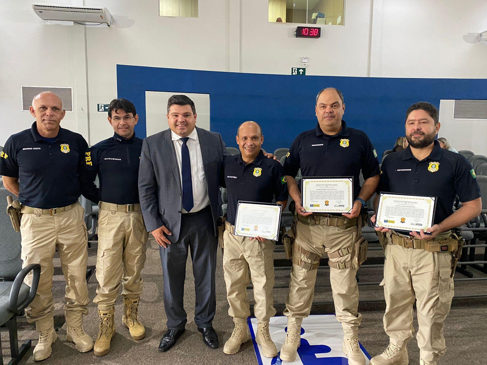 Vereador Silvio Pitu homenageia policiais rodoviários federais.
