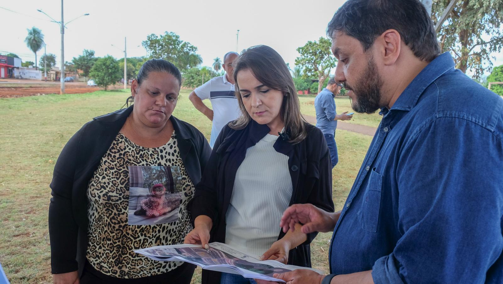 PREFEITA ADRIANE LOPES LEVA GABINETE ITINERANTE E ATENDE POPULAÇÃO NA REGIÃO DO IMBIRUSSU.