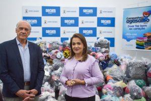 PREFEITA RECEBE PEÇAS DE FRIO ARRECADADAS POR SERVIDORES DA SEGES. PREFEITA RECEBE PEÇAS DE FRIO ARRECADADAS POR SERVIDORES DA SEGES.