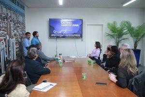 PREFEITA ADRIANE LOPES APRESENTA PROJETOS DE INTEGRAÇÃO E DESENVOLVIMENTO ECONÔMICO À DELEGAÇÃO DO ACRE.