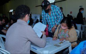 BENEFICIÁRIOS ASSINAM CONTRATOS DAS MORADIAS DO RESIDENCIAL JARDIM CANGURU; 1,2 MIL PESSOAS SERÃO BENEFICIADAS.