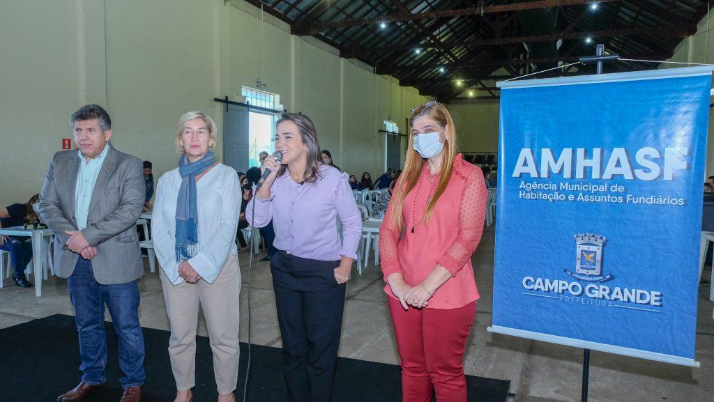 BENEFICIÁRIOS ASSINAM CONTRATOS DAS MORADIAS DO RESIDENCIAL JARDIM CANGURU; 1,2 MIL PESSOAS SERÃO BENEFICIADAS.