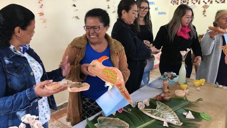 CURSO DE CERÂMICA LEVA POESIA DE MANOEL DE BARROS À UNIDADES DA SAS.