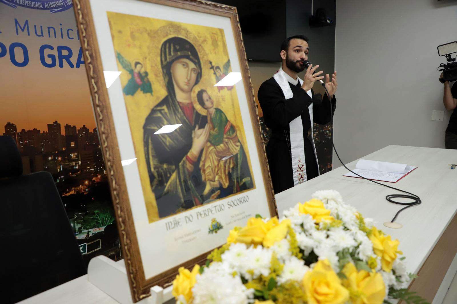 Professor João Rocha recebe o Ícone de Nossa Senhora do Perpétuo Socorro na Casa de Leis.