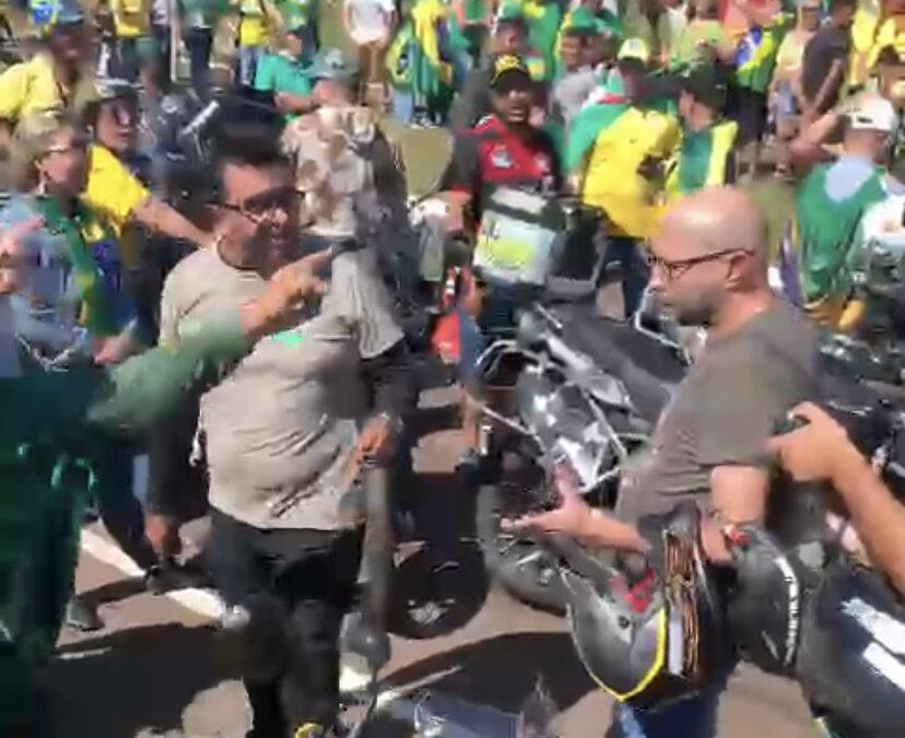 Marqueteiro de Riedel é hostilizado em motociata para Bolsonaro. Marqueteiro de Riedel é hostilizado em motociata para Bolsonaro.