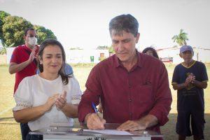 PREFEITA ASSINA ORDEM DE SERVIÇO E EM 10 DIAS COMEÇA 1ª ETAPA DO ASFALTO DO JARDIM CENTENÁRIO. PREFEITA ASSINA ORDEM DE SERVIÇO E EM 10 DIAS COMEÇA 1ª ETAPA DO ASFALTO DO JARDIM CENTENÁRIO.