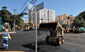 COM 20KM DE RECAPEAMENTO PRONTOS NO CENTRO, SERVIÇO SERÁ ESTENDIDO A RUA 13 DE JUNHO.