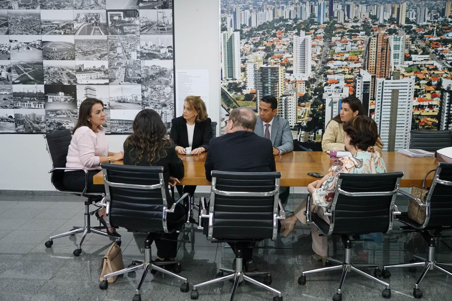 Presidência Itinerante: desembargadora federal Marisa Santos se reúne com prefeita de Campo Grande.