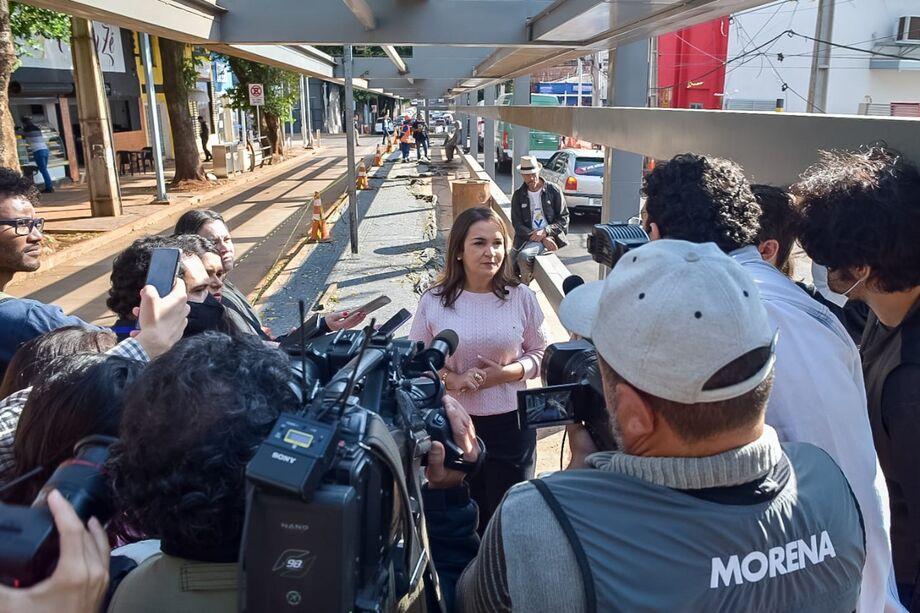 De carona com prefeita Adriane Lopes, jornalistas percorrer obras em vários pontos da cidade.