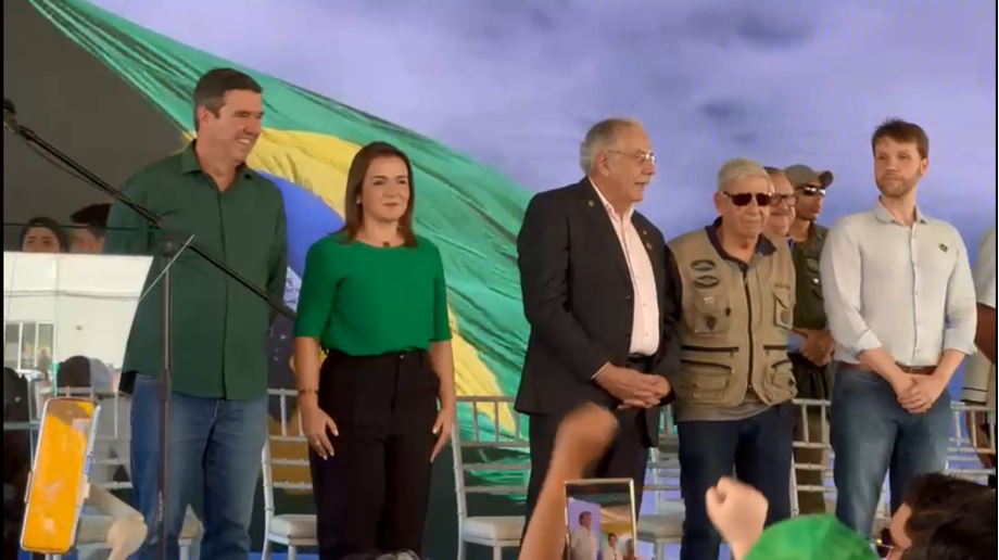 Não colou! Riedel tenta pegar carona em evento, amarga gritos de Marquinhos e ouve resposta desagradável de Bolsonaro. Não colou! Riedel tenta pegar carona em evento, amarga gritos de Marquinhos e ouve resposta desagradável de Bolsonaro.
