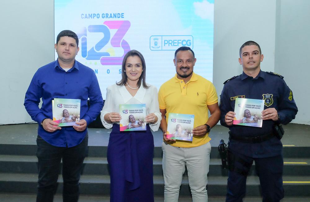 PREFEITA ADRIANE LOPES APRESENTA CALENDÁRIO DE FESTIVIDADE DOS 123 ANOS.