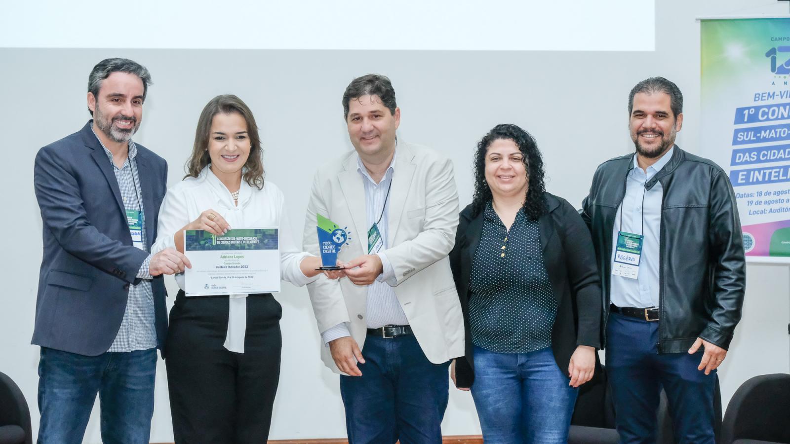 EM 4 MESES DE GESTÃO, ADRIANE LOPES CONQUISTA PRÊMIO DE PREFEITO INOVADOR COM PROJETO DE TELEMEDICINA.