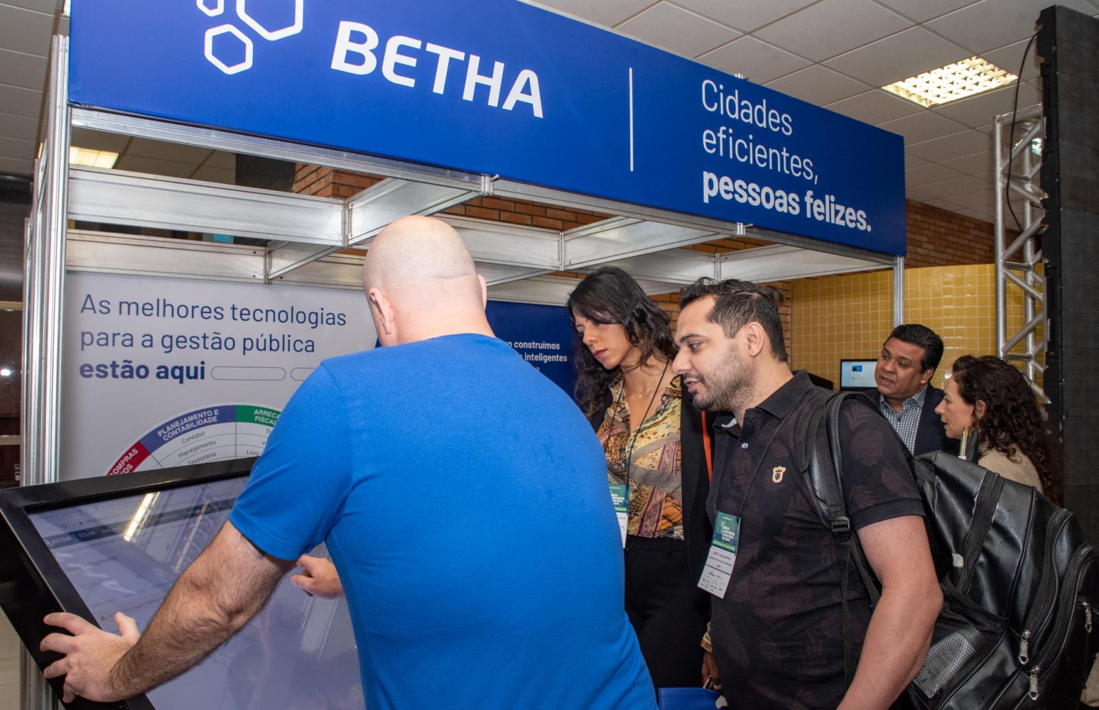 EM 4 MESES DE GESTÃO, ADRIANE LOPES CONQUISTA PRÊMIO DE PREFEITO INOVADOR COM PROJETO DE TELEMEDICINA.