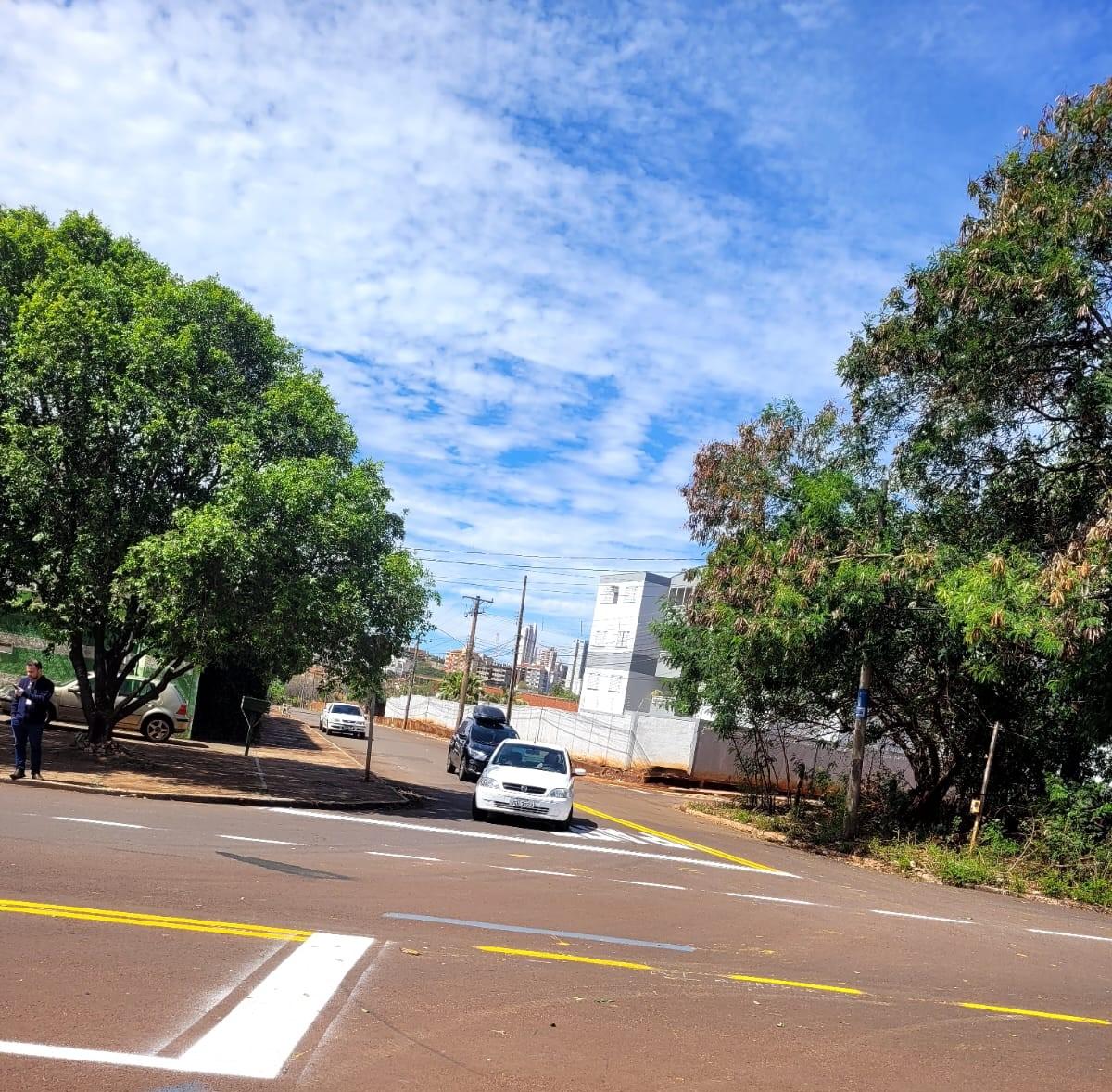 Após solicitação de Ronilço Guerreiro, Agetran melhora a sinalização na esquina das ruas Ovídio Serra e Seminário.