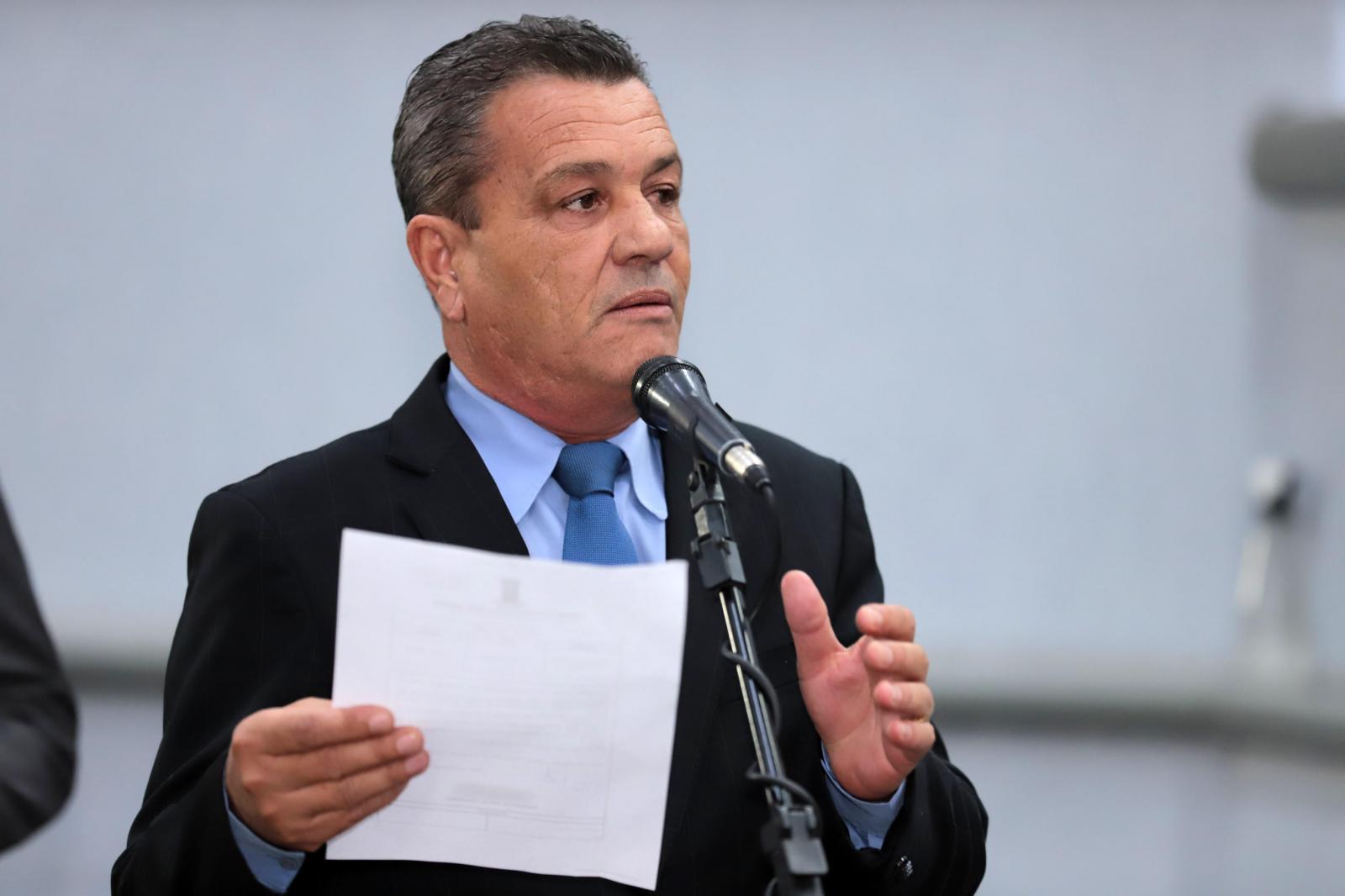 Coleta seletiva, recuperação de quebra-molas, poda de árvore são serviços reivindicados pelo vereador Delei.