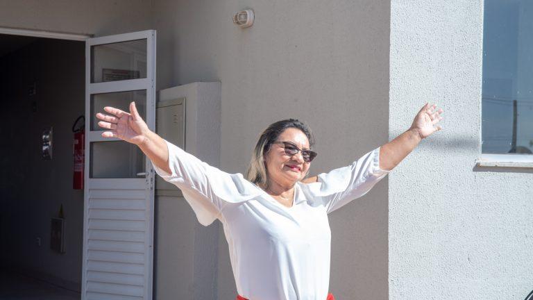 CONTEMPLADA COM APARTAMENTO, DONA CONCEIÇÃO COMEMORARA NOVA VIDA COMO OUTRAS 2,5 MIL FAMÍLIAS EM CAMPO GRANDE.