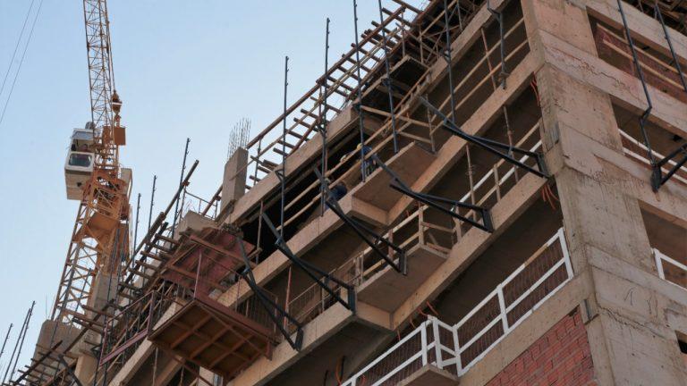 PREFEITA ADRIANE LOPES SANCIONA REGULAMENTAÇÃO DA OUTORGA ONEROSA E CONSTRUÇÃO CIVIL PROJETA MAIS INVESTIMENTOS EM HABITAÇÃO