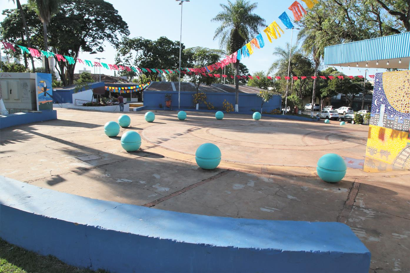 MONUMENTOS DE CAMPO GRANDE E CULTURA PANTANEIRA SÃO TEMA DE FEIRA DE ARTESANATO NA PRAÇA DOS IMIGRANTES .