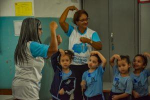 ALUNOS APRENDEM LIBRAS E ENSINO GARANTE INCLUSÃO DE ALUNA SURDA EM EMEI.