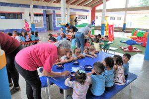 PREFEITURA SERVE MAIS DE 3,7 MILHÕES DE REFEIÇÕES POR MÊS NAS ESCOLAS E EMEIS. PREFEITURA SERVE MAIS DE 3,7 MILHÕES DE REFEIÇÕES POR MÊS NAS ESCOLAS E EMEIS.