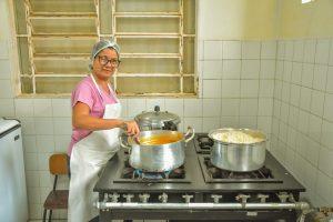 PREFEITURA SERVE MAIS DE 3,7 MILHÕES DE REFEIÇÕES POR MÊS NAS ESCOLAS E EMEIS. PREFEITURA SERVE MAIS DE 3,7 MILHÕES DE REFEIÇÕES POR MÊS NAS ESCOLAS E EMEIS.