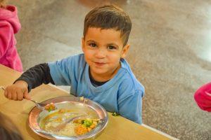 PREFEITURA SERVE MAIS DE 3,7 MILHÕES DE REFEIÇÕES POR MÊS NAS ESCOLAS E EMEIS. PREFEITURA SERVE MAIS DE 3,7 MILHÕES DE REFEIÇÕES POR MÊS NAS ESCOLAS E EMEIS.