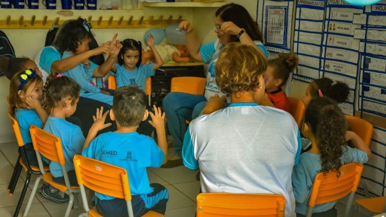 ALUNOS APRENDEM LIBRAS E ENSINO GARANTE INCLUSÃO DE ALUNA SURDA EM EMEI.