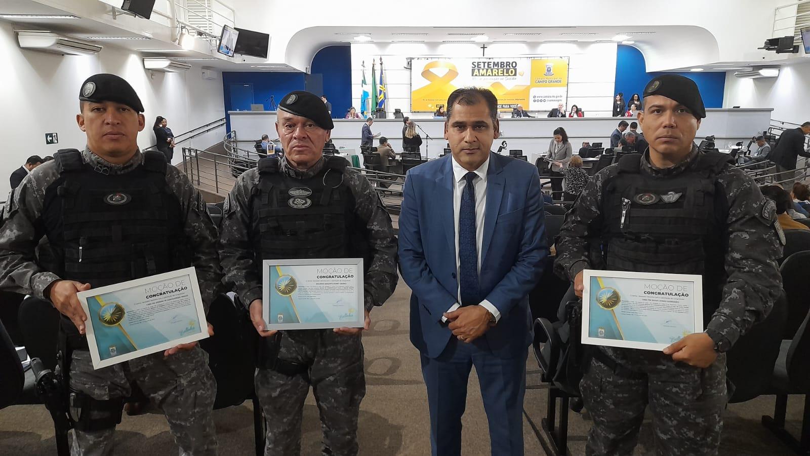 Betinho valoriza segurança pública e homenageia policiais do Choque por ação contra ladrões.