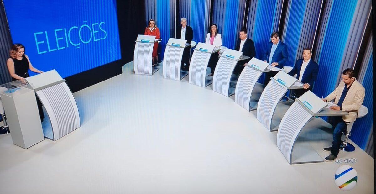 lta de impostos, corte de 25 mil famílias, redução de salários e mamata também marcam confronto. lta de impostos, corte de 25 mil famílias, redução de salários e mamata também marcam confronto.