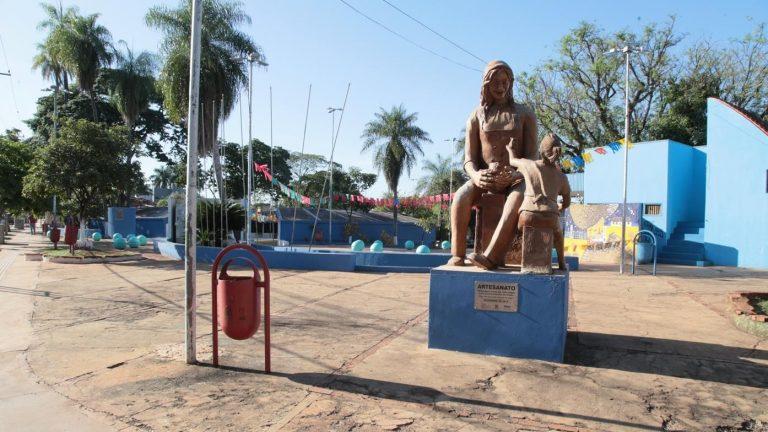 MONUMENTOS DE CAMPO GRANDE E CULTURA PANTANEIRA SÃO TEMA DE FEIRA DE ARTESANATO NA PRAÇA DOS IMIGRANTES .