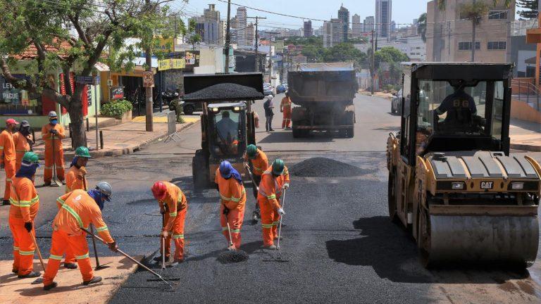 PREFEITURA FAZ RECAPEAMENTO NA RUI BARBOSA COM JOÃO PEDRO DE SOUZA NESTE SÁBADO.