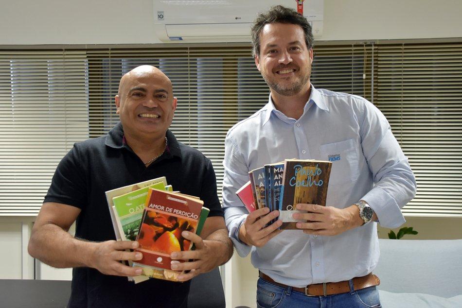 Sesi faz doação de mais de 1,7 mil livros para projetos do vereador Ronilço Guerreiro.