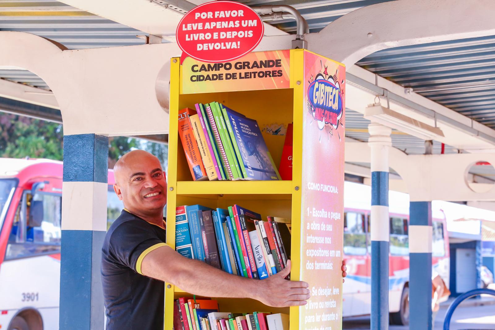 Vereador do livro, Ronilço Guerreiro convoca população para doar obras literárias aos projetos.