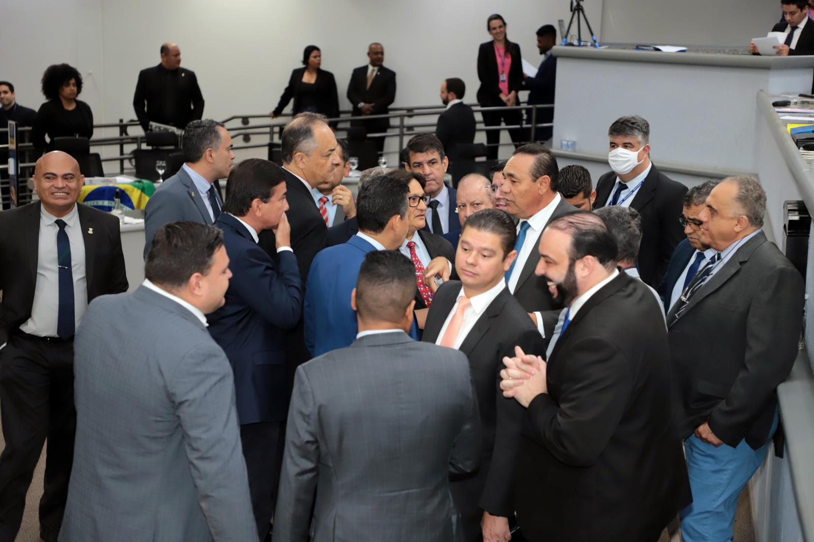 Vereadores analisam cinco projetos e três vetos na sessão de terça-feira.