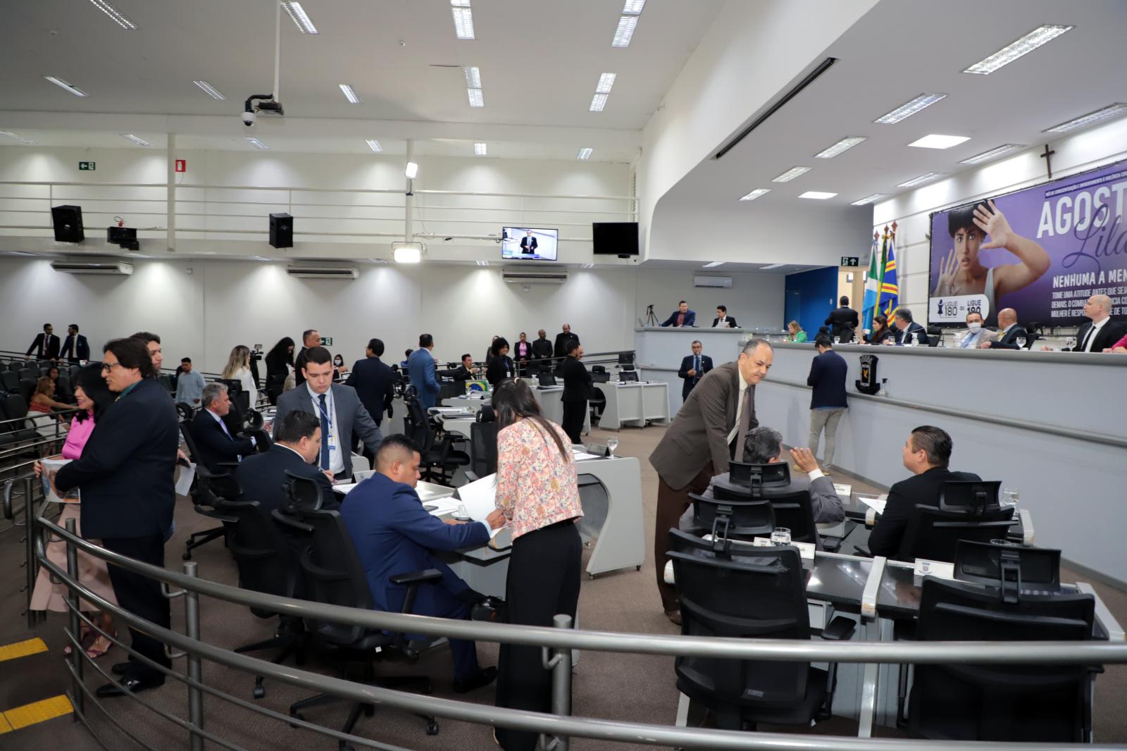 Vereadores votam dois projetos em discussão única nesta quinta.