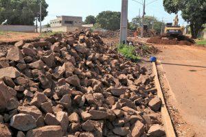 OBRA DO NOVA CAMPO GRANDE RECEBE ÚLTIMO ‘COLCHÃO’ DE PEDRAS PARA CONCLUIR DRENAGEM DA ETAPA 1.