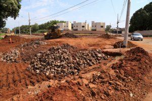 OBRA DO NOVA CAMPO GRANDE RECEBE ÚLTIMO ‘COLCHÃO’ DE PEDRAS PARA CONCLUIR DRENAGEM DA ETAPA 1.