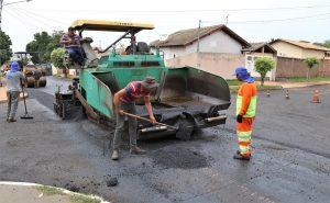 COM RECAPEAMENTO DA RUA ANTÔNIO MORAES RIBEIRO, PREFEITURA CONCLUI PAVIMENTAÇÃO NA VILA NASSER.