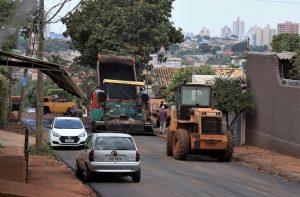 COM RECAPEAMENTO DA RUA ANTÔNIO MORAES RIBEIRO, PREFEITURA CONCLUI PAVIMENTAÇÃO NA VILA NASSER.