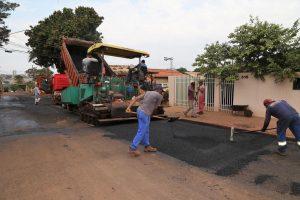COM RECAPEAMENTO DA RUA ANTÔNIO MORAES RIBEIRO, PREFEITURA CONCLUI PAVIMENTAÇÃO NA VILA NASSER.