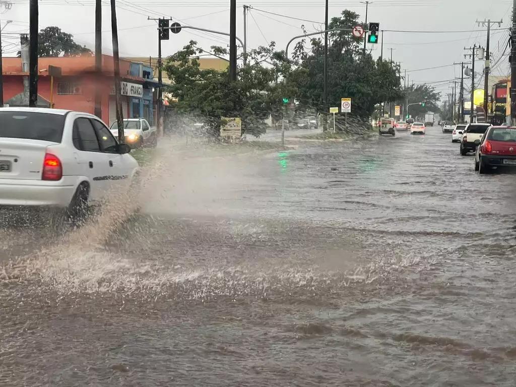 A Defesa Civil Municipal confirma  previsão, chove em diversas regiões de Campo Grande