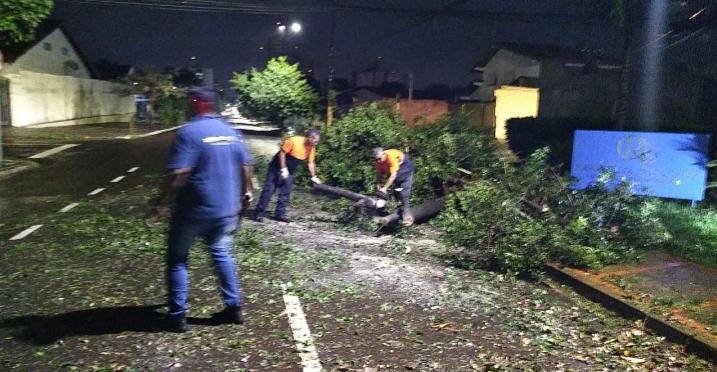 A Defesa Civil Municipal de Campo Grande esteve nas ruas da cidade trabalhando duro para normalizar o mais rápido possível a cidade
